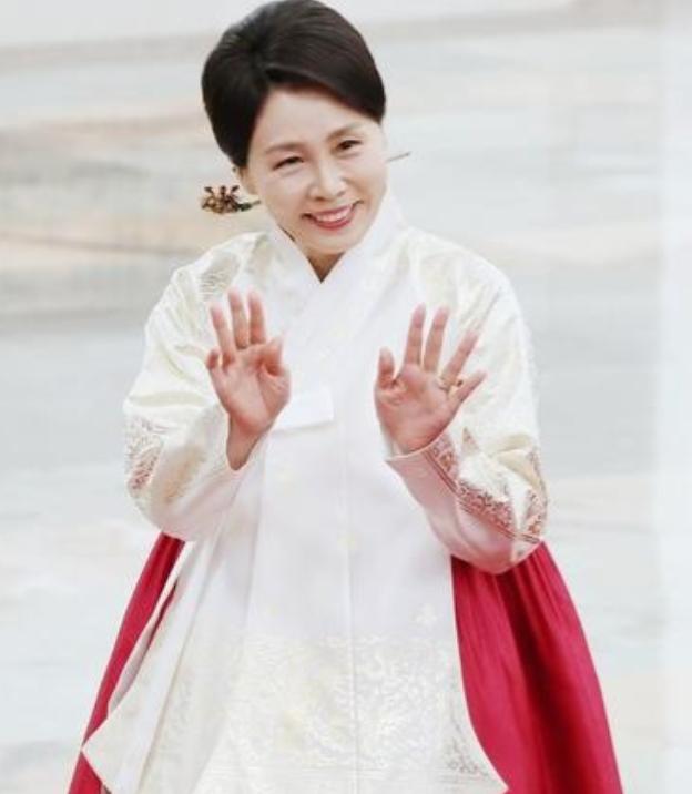 尹锡悦这下也很难不高兴了，自己连总统名誉都快被李在明薅了，没想到自家第一夫人倒是