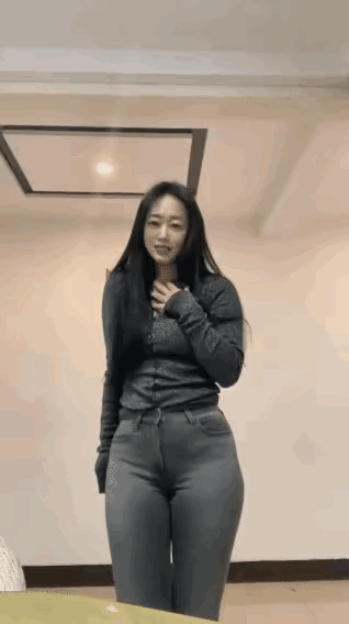 这妹子吨位太大了，有点油腻😄