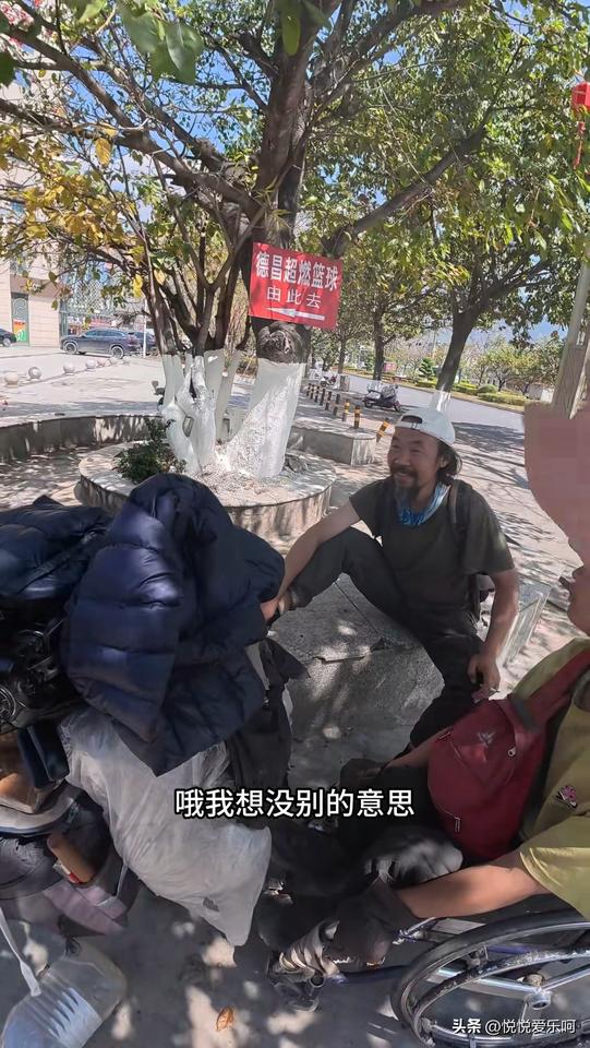 一位了不起的父亲，对残疾儿子不离不弃。
在他的脸上，看不到生活的苦，只有满满的阳