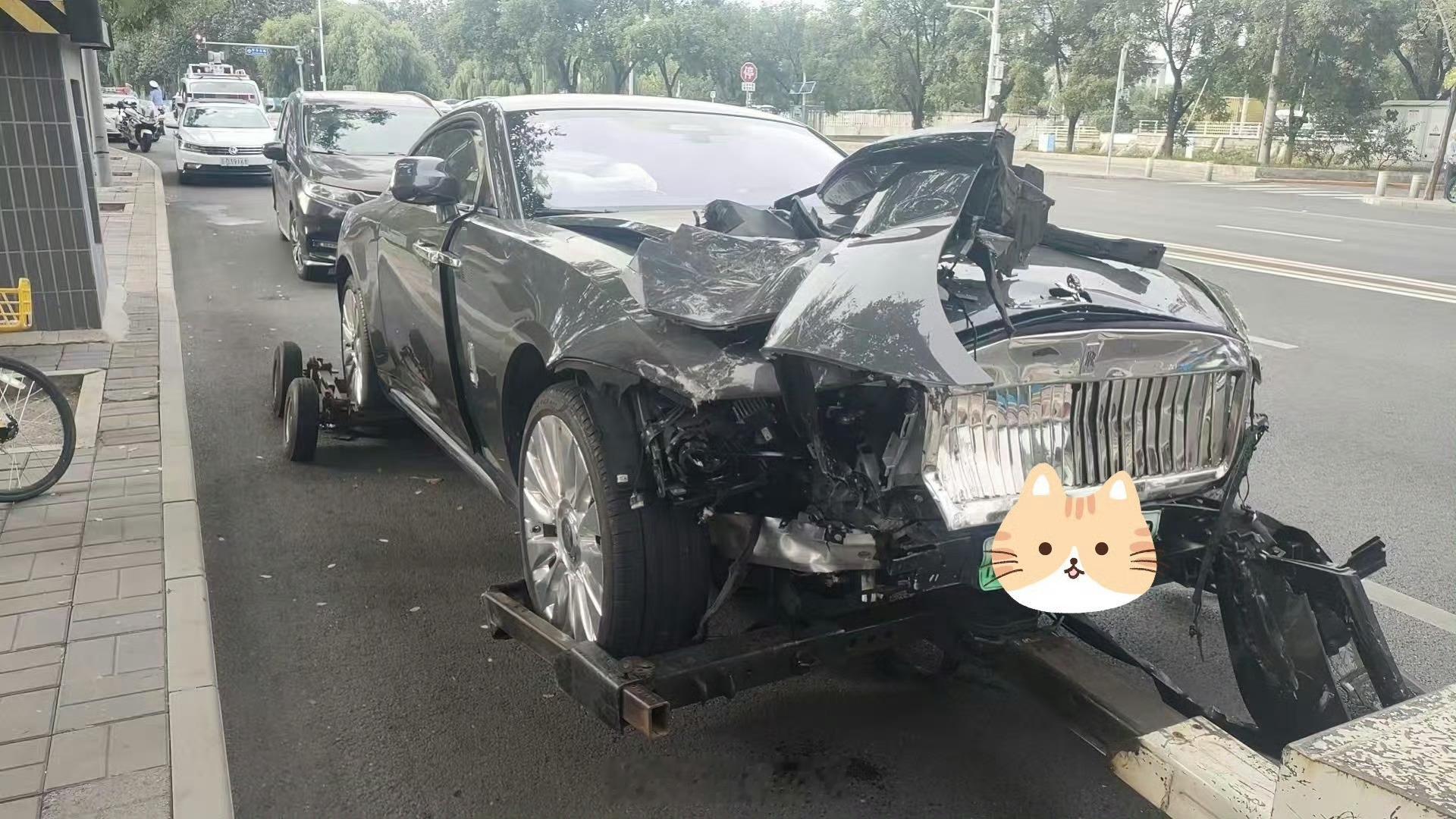 这事还是希望双方都无大碍，大家开车一定要遵守交通规则呀陈震劳斯莱斯发生车祸 ​​