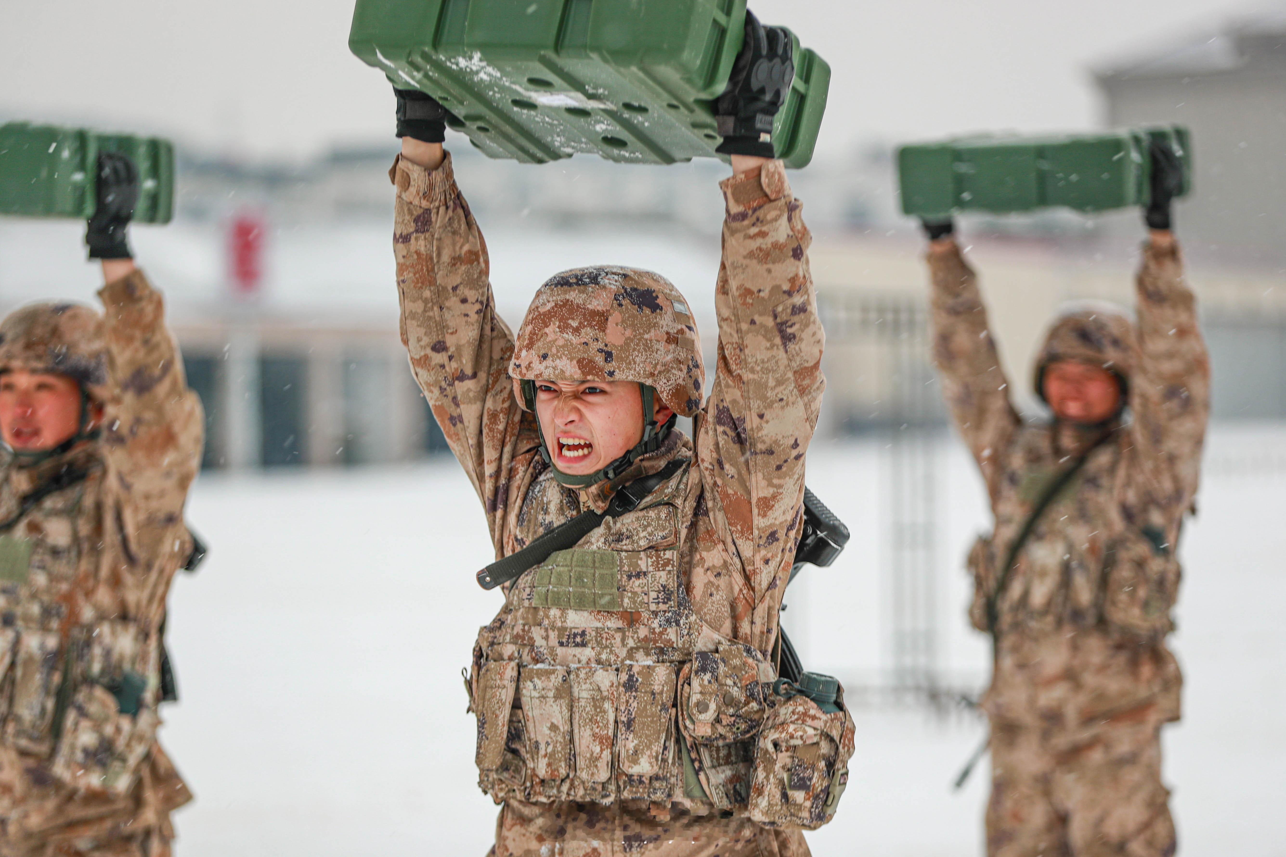 【迎“寒”而上！雪中练兵拼的就是血性】近日，陆军第71集团军某旅官兵抓住雪地练兵