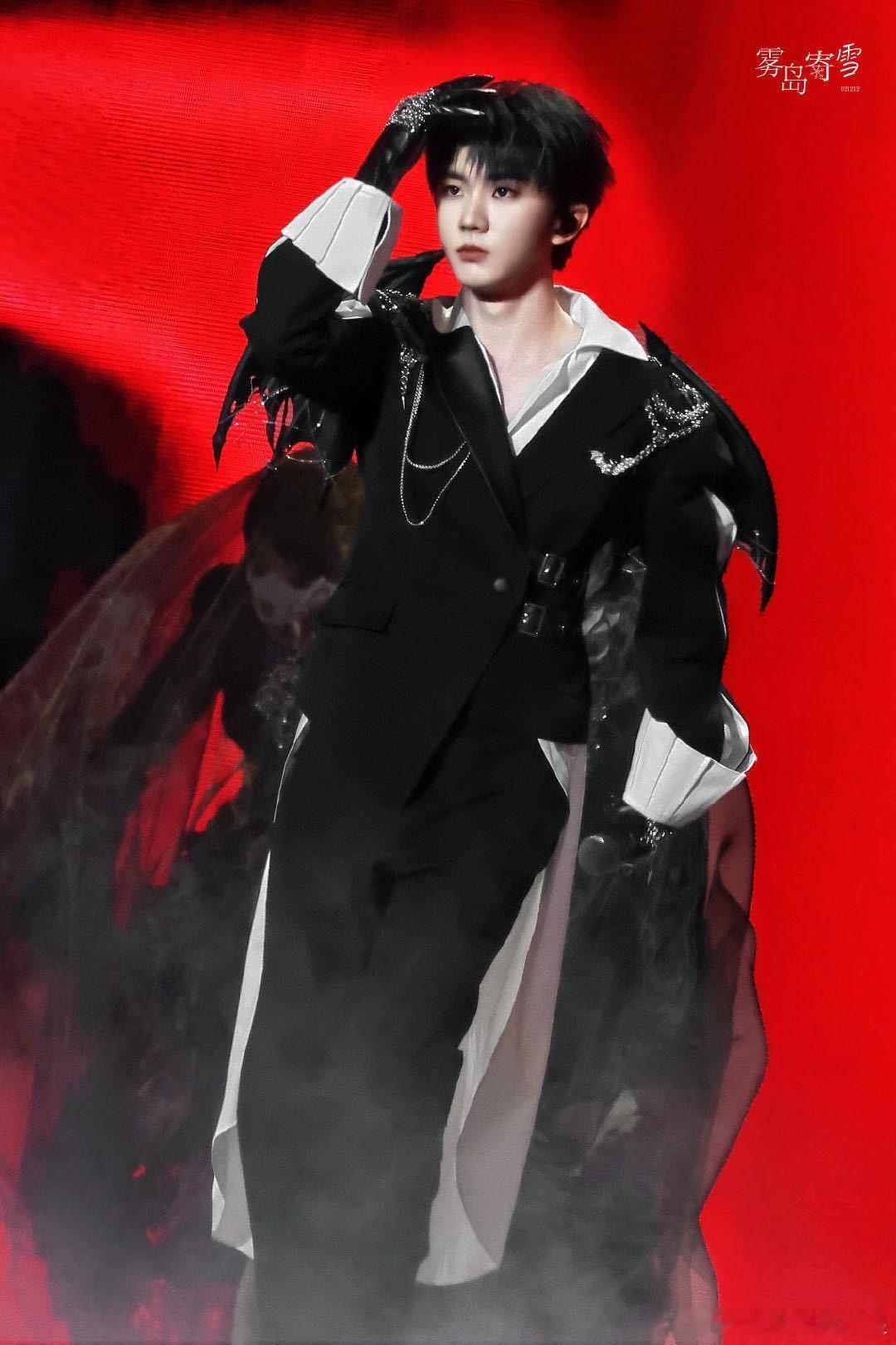 马嘉祺修音响来了 他的声音一出来，整个舞台的质感都不一样了，像是把原本普通的设备