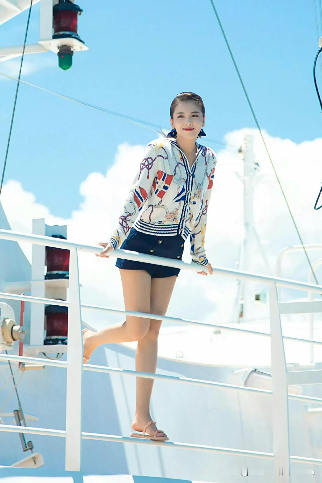 刘涛碧海潮生处，美人倚栏笑