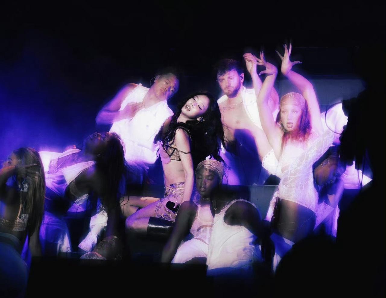 顶级艺人的顶级表现力

jennie音乐节上身es古董高定✨jennie神图诞生