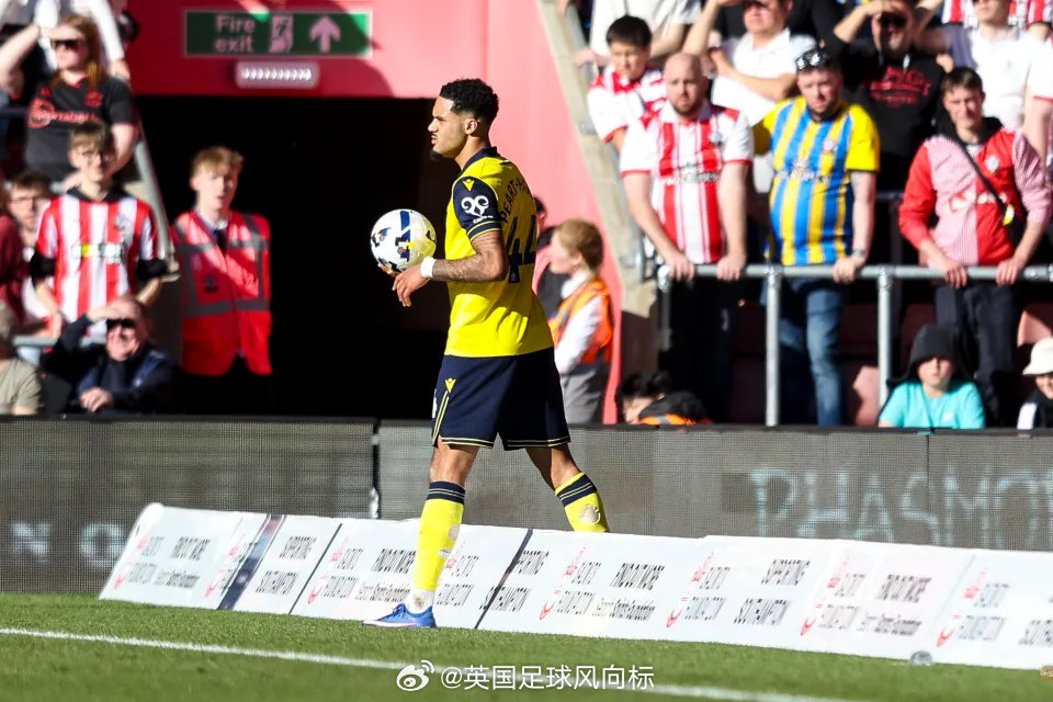 【场地广告板摆放违规】英冠联赛，南安普顿2比0牛津联，在客队掷界外球的时候，客队