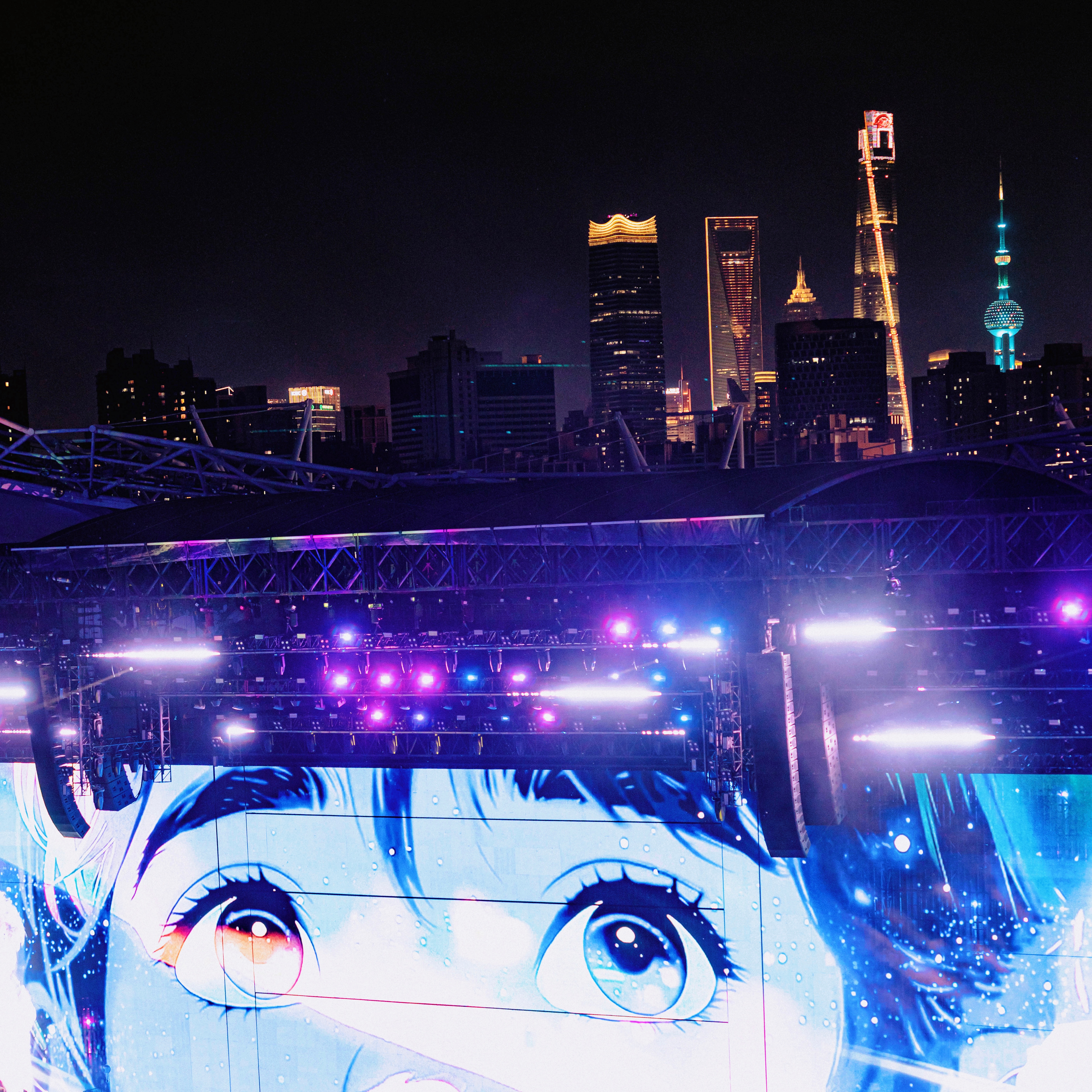 好妙啊 顺着小女孩的眼睛看上去正好是三件套和东方明珠！ 
