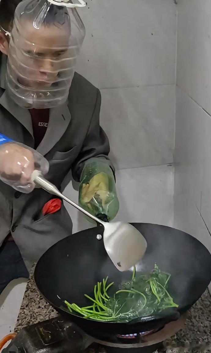 告别油溅烦恼！炒菜新妙招，轻松烹饪不担忧。享受美食制作，无惧油花四溅，厨房时光更