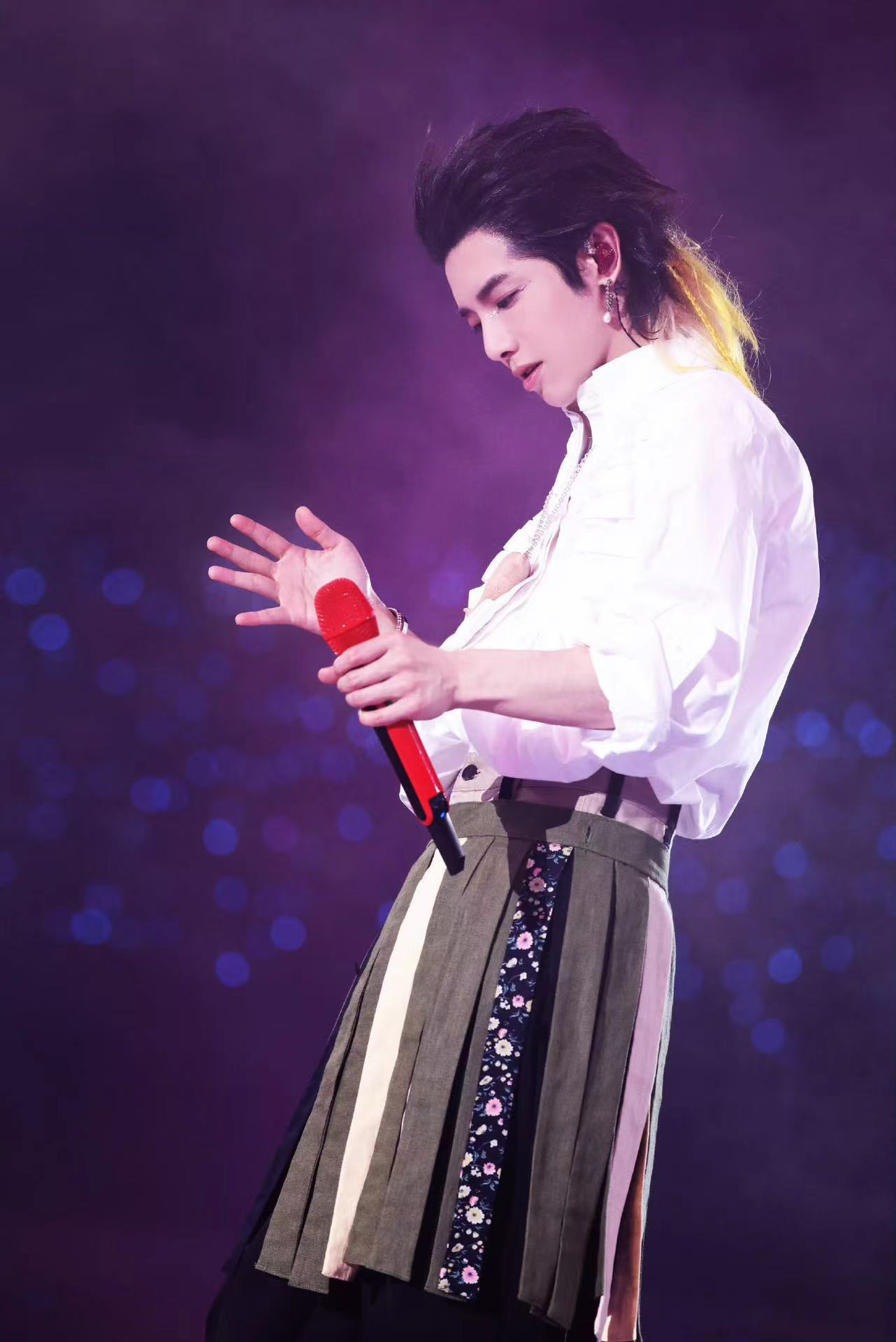 #华晨宇粉丝画出二维码购票# 华晨宇粉丝也太厉害了吧，居然把购🎫2️⃣维码画出
