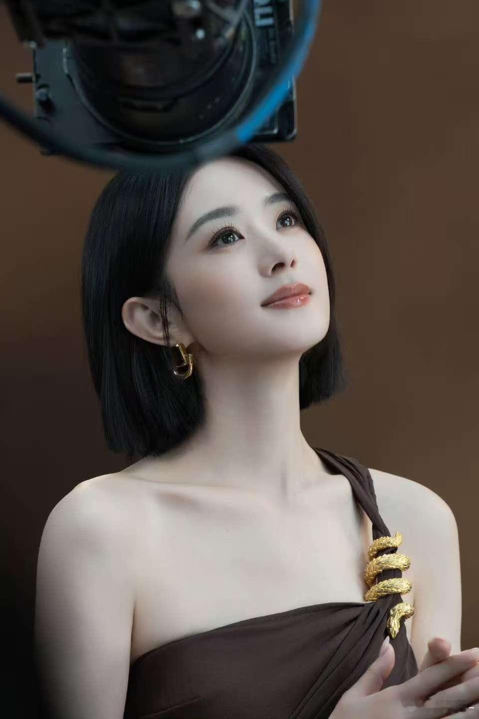 赵丽颖轻盈之姿好有气质！！！ ​​​