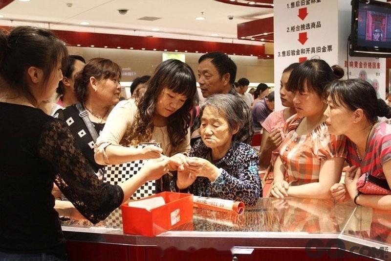 金价暴跌回收柜台前挤满顾客稍为跌一下那些人就坐不住了这样没胆色，怎么赚大钱啊