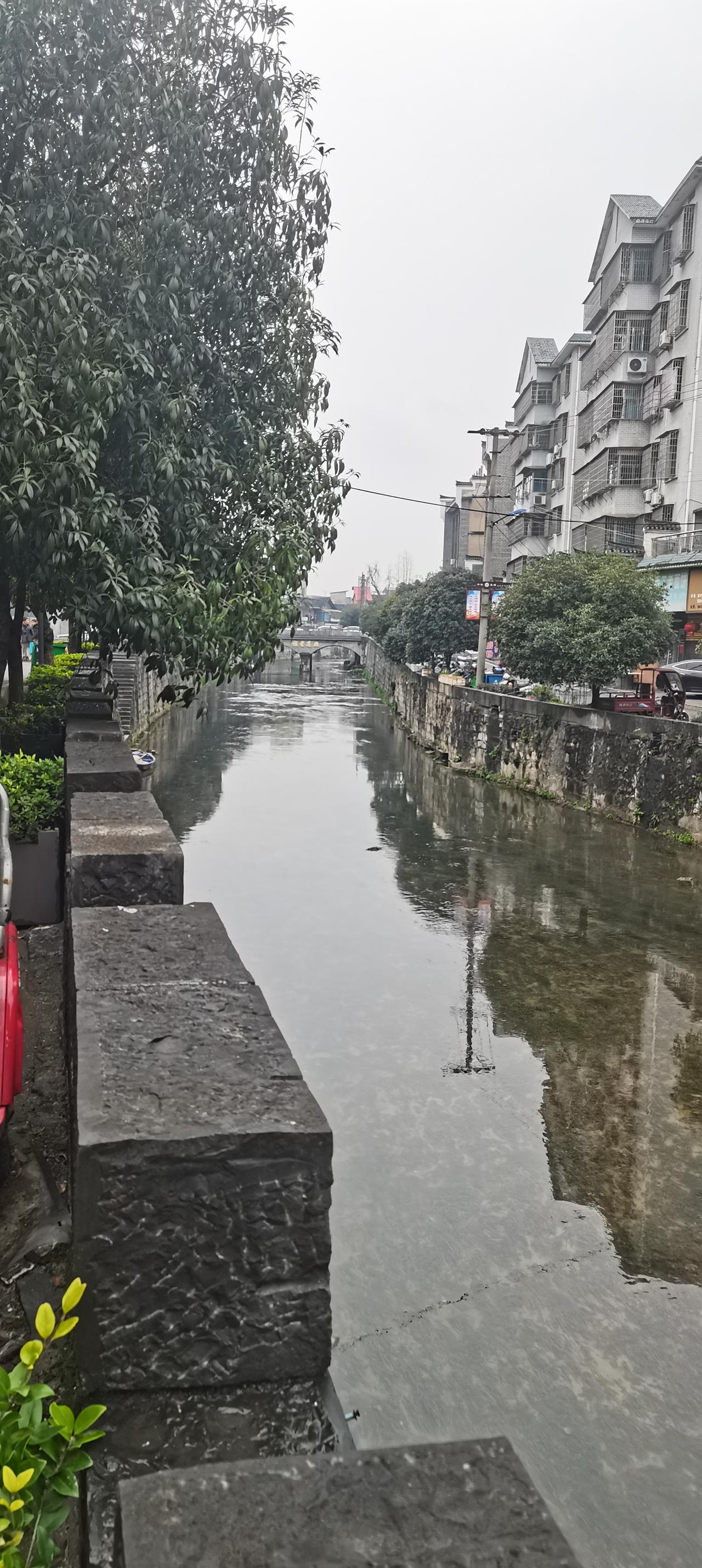 千年王城，福地武冈，护城河穿过古城，河上面建有五座桥，桥名俱带“龙”字，被称为五