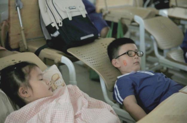 自家孩子趴桌睡为何给别人捐躺椅【官方回应号召孩子用压岁钱捐款】珠海市慈善总会发起