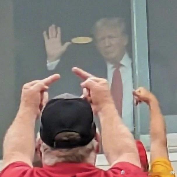 美国关税大棒打了自己人国王怎么能错呢？国王永远不会错！暴君除外。 