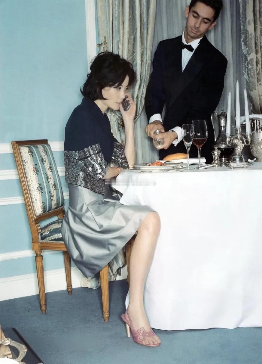 36岁的王菲，清冷、自由且优雅，她有一双希腊型的“美人脚”。 ​​​