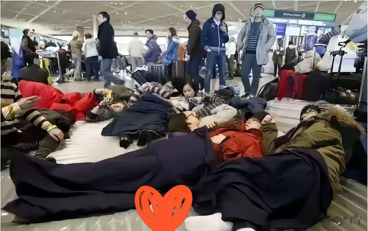 日本机场打地铺的国人，不得不说，可怜之人必有可恨之处。有部分旅客还大言不惭的说大