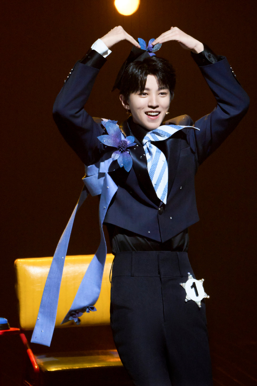 王俊凯话剧趁世界还年青剧照 王俊凯话剧《趁世界还年青》剧照来啦！是在话剧舞台上闪