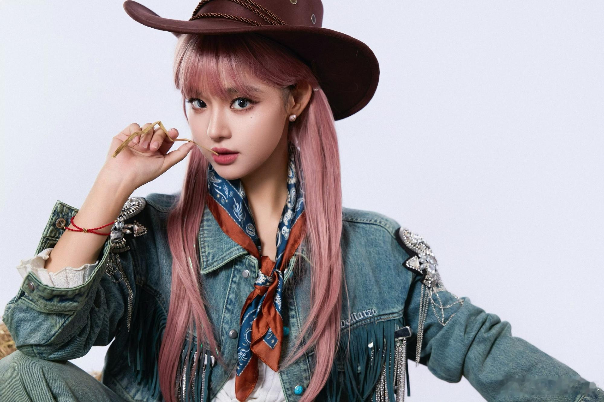 黄霄雲就这么被绑到马年黄霄雲这波被绑到马年的造型太吸睛，粉色头发搭配牛仔帽个性十