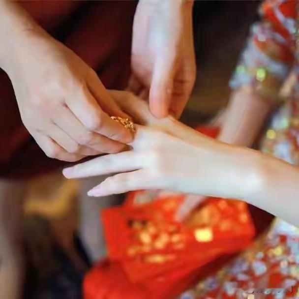 金价暴跌！第一批受害者出现：50万归零，1万失眠半个月

金价崩了！40年最大跌