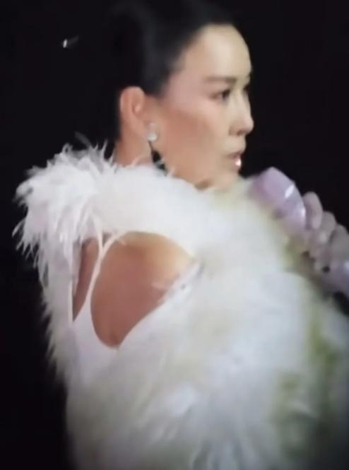 哎呦喂，大家伙儿快来看啊！又有明星闹笑话啦！这回可不是什么小打小闹，而是在大庭广
