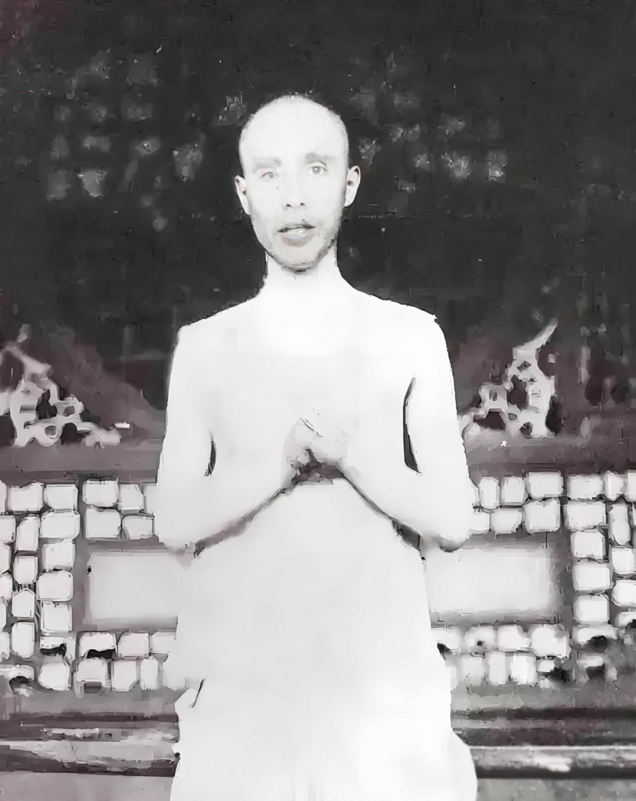 1907年7月6日深夜，安庆。审讯结束后，徐锡麟被带到照相机前。他上身赤裸，双手
