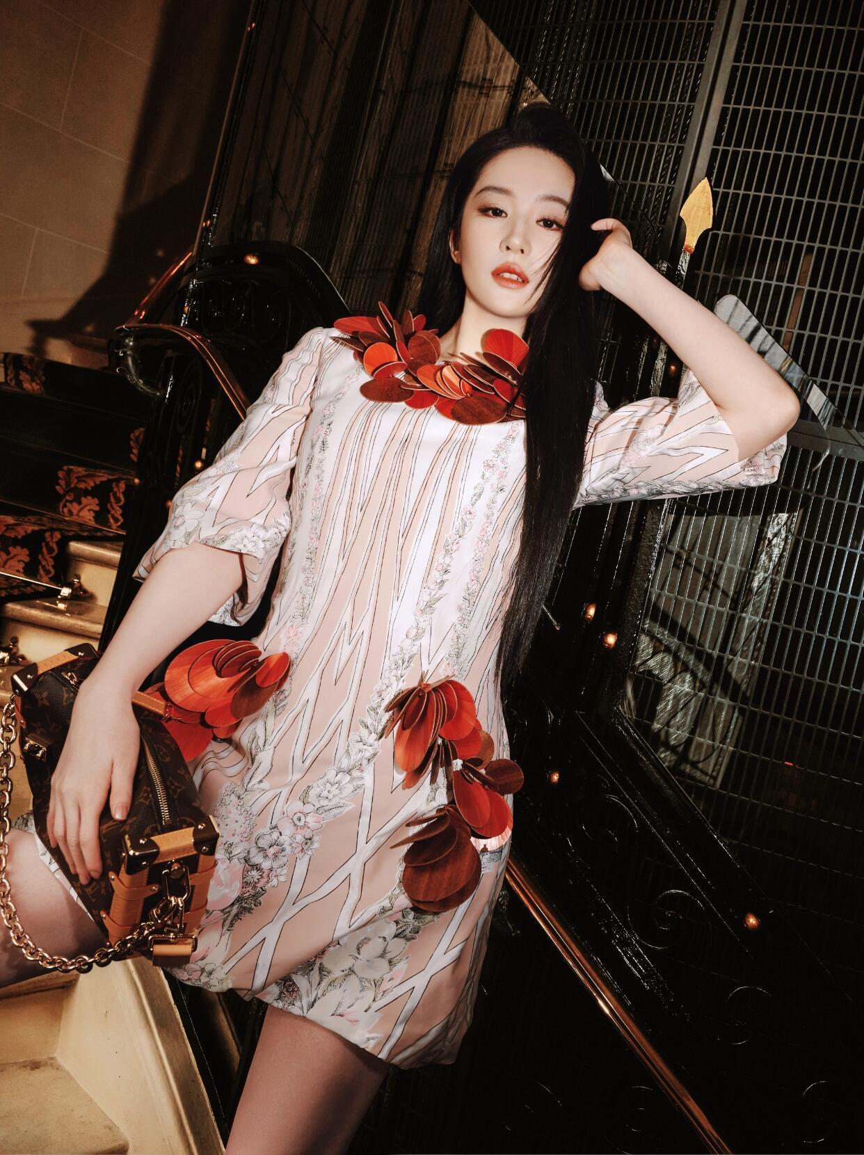 刘亦菲早春穿搭刘亦菲在巴黎😚香香的茜茜公主！刘亦菲巴黎时装周LV看秀造型来啦！