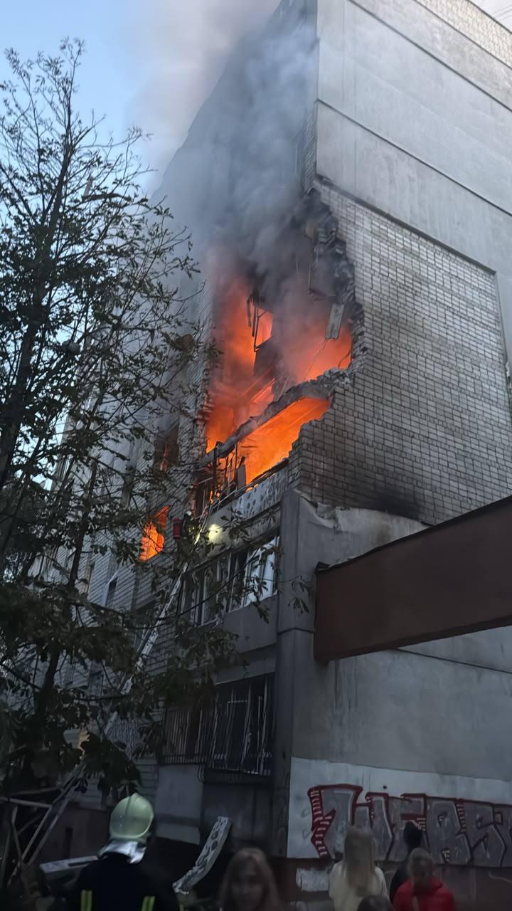 过去十几个小时内，俄军对乌克兰发动远程打击：

1、基辅地区，五人受伤，多栋民宅