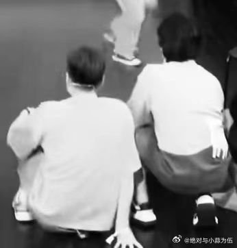 刘旸你在外面就这么赚钱的啊不好笑就露宿街头  刘旸这赚钱姿势也太拼了😂 嘴上说