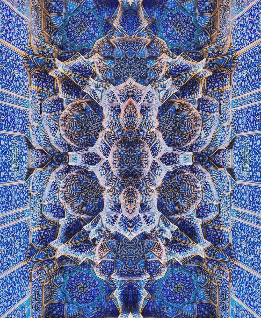 这是伊朗伊斯法罕的沙阿清真寺穹顶，建于1611年，以几何镶嵌和放射状图案闻名，每
