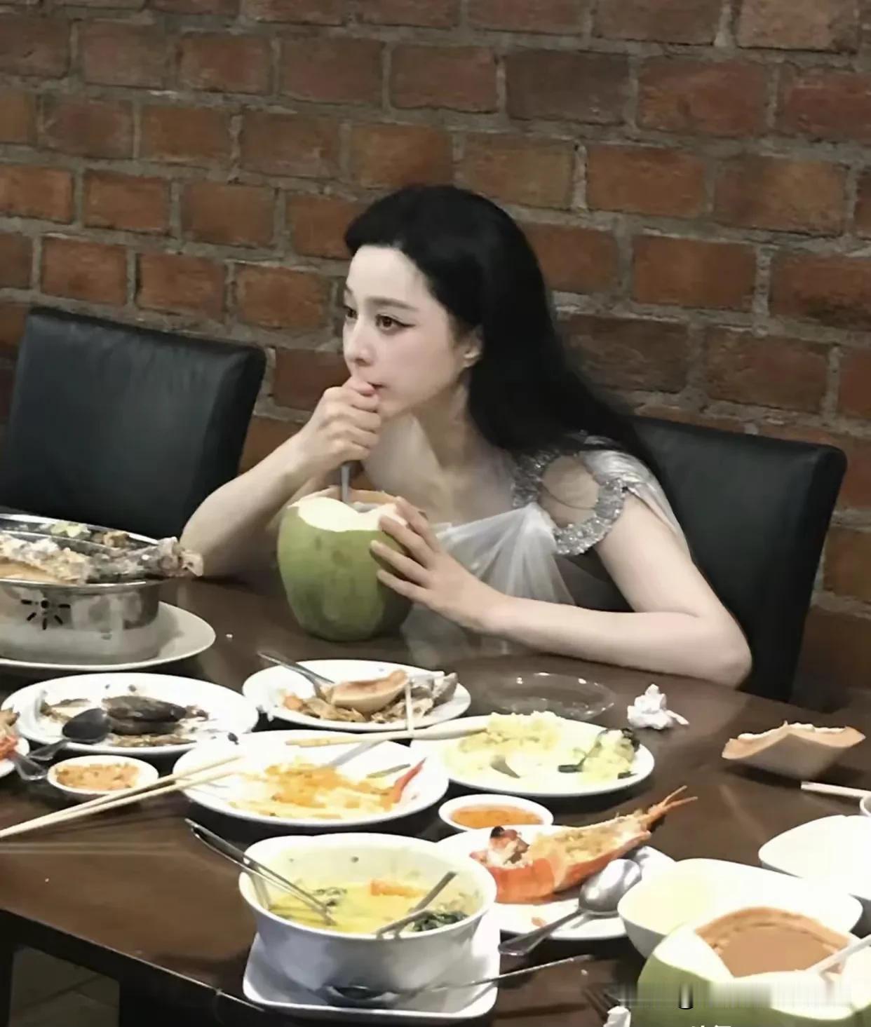 她吃得这么多，咋就一点都不胖呢？太神奇了！
