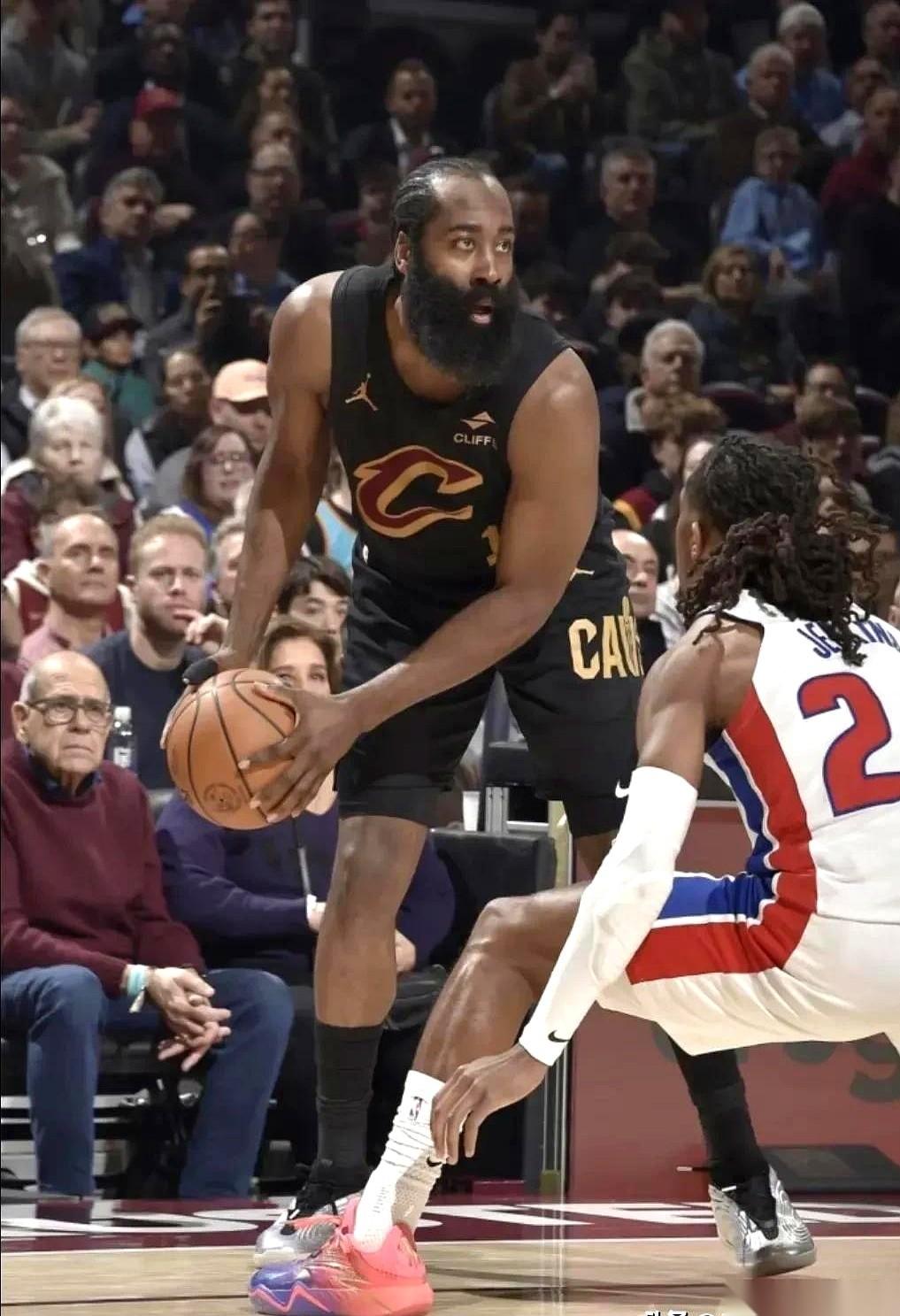 热火队8个人得分上双，却没有一个人上20分，反而把骑士队按在地上打了一顿。
这球