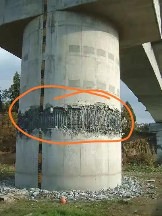 这是一处支撑高速公路的独墩，
建成后没多久就暴露了本性，

看样子钢筋材料也下足