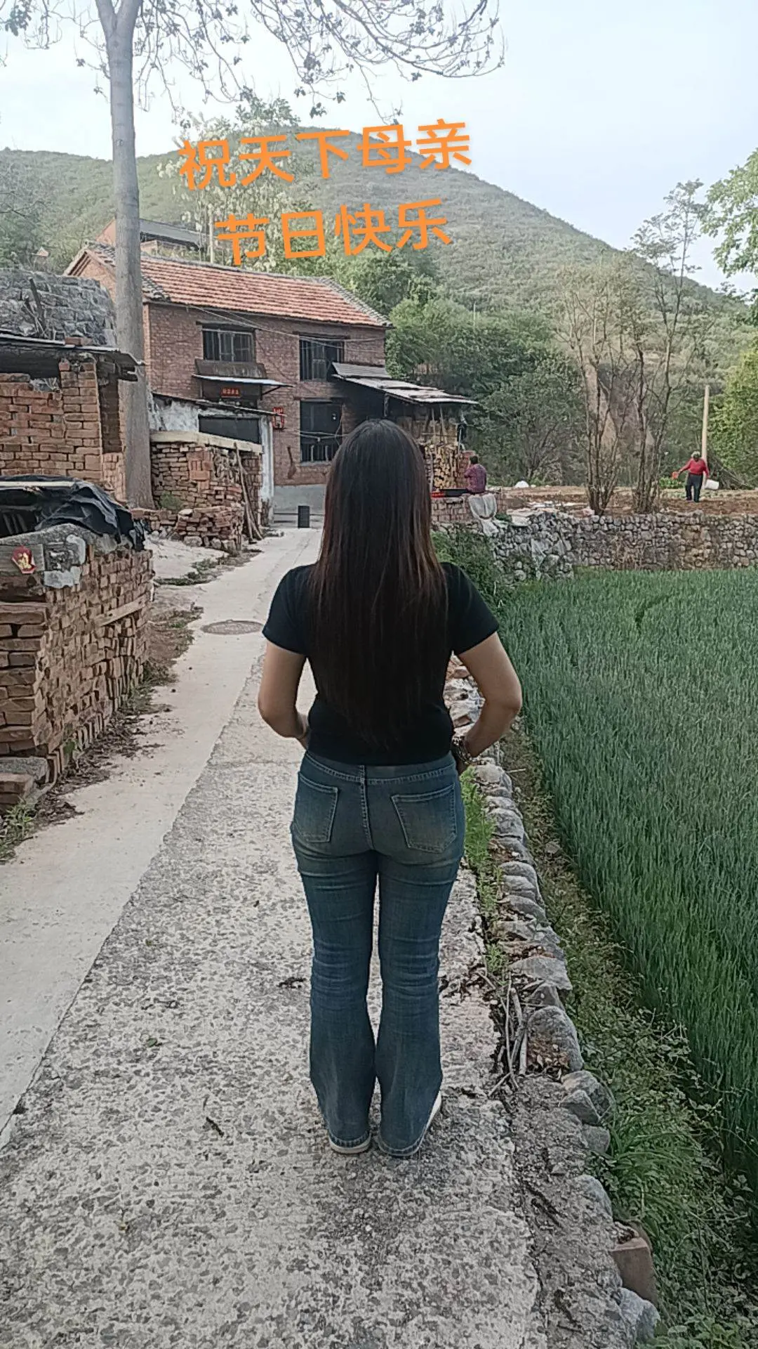 “因为有妈妈，我是幸福的孩子，因为有孩子，我是个幸福的妈妈，母亲在，家...