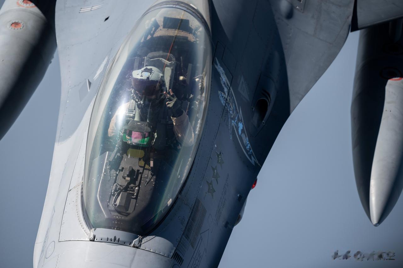 戳高清大图看美国空军KC-135为F-16和A-10进行空中加油。