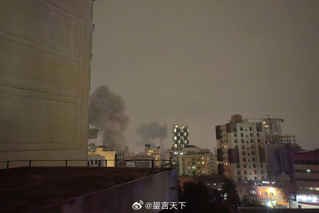 美国空袭伊朗哈尔格岛军事目标 🟥 1. 美国对哈尔格岛的打击重点•  美国发动