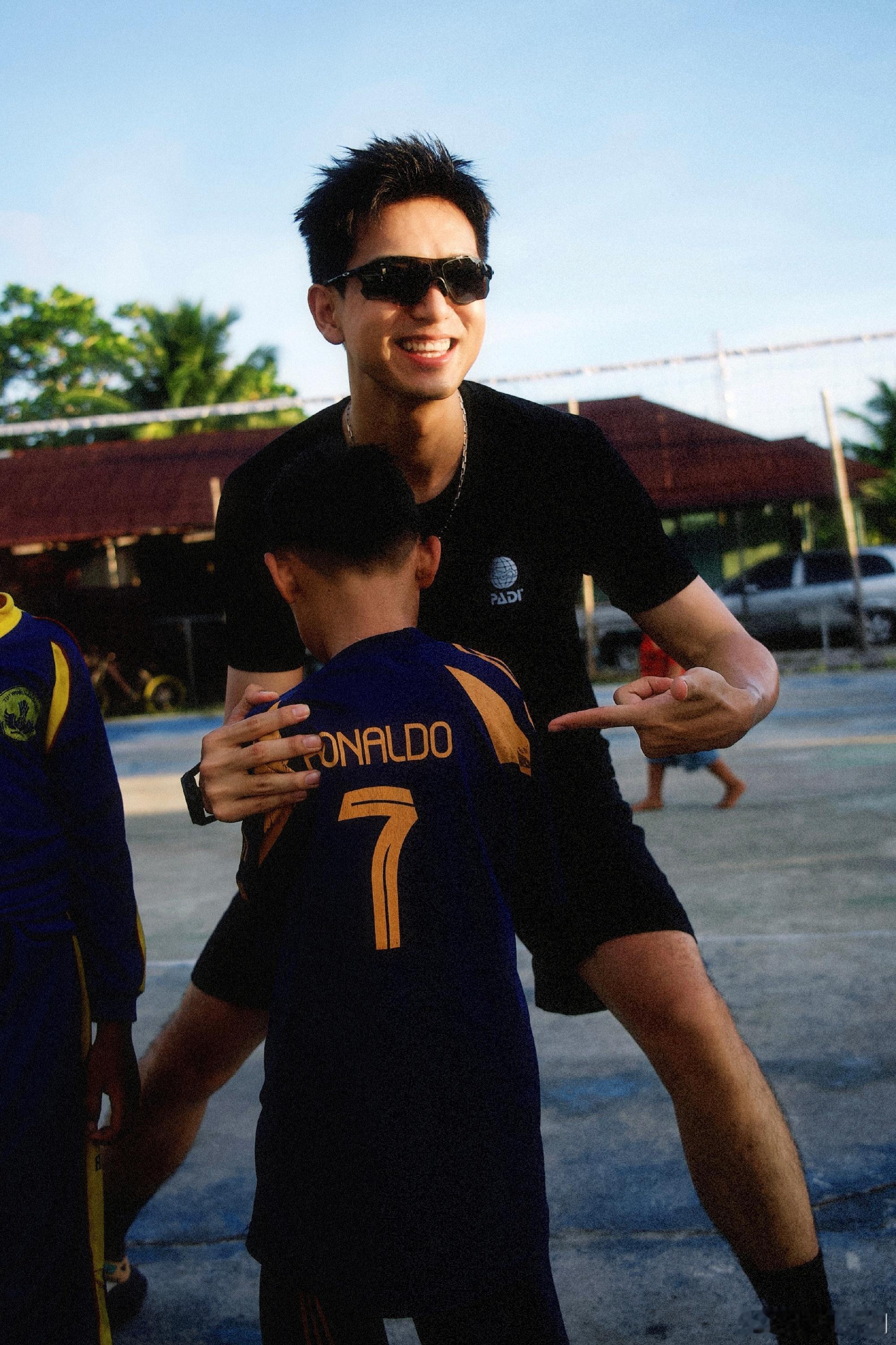 李现又发照片了，马拉图的阳光与笑容… 大家也是拥有李现朋友圈的人。认真享受生活的