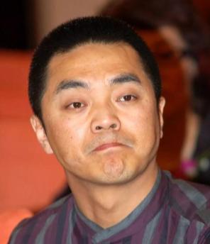 当年，英宁向刚生下女儿不久的妻子赵明明提出离婚，赵明明追问原因，英宁支支吾吾就是