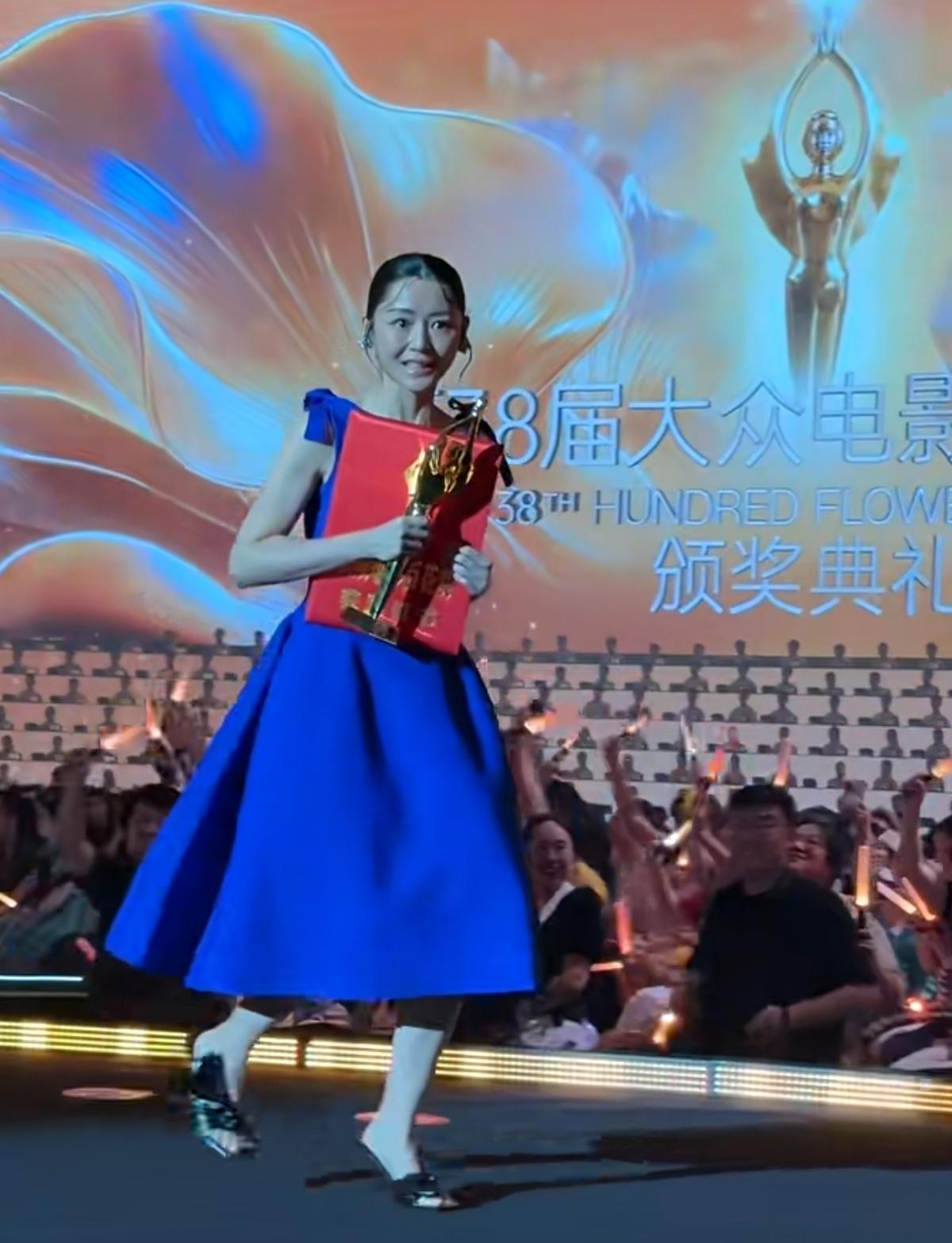 香港演员卫诗雅
本届百花奖最佳女主角
中国电影污泥浊水中的一股清流
卫诗雅拿奖