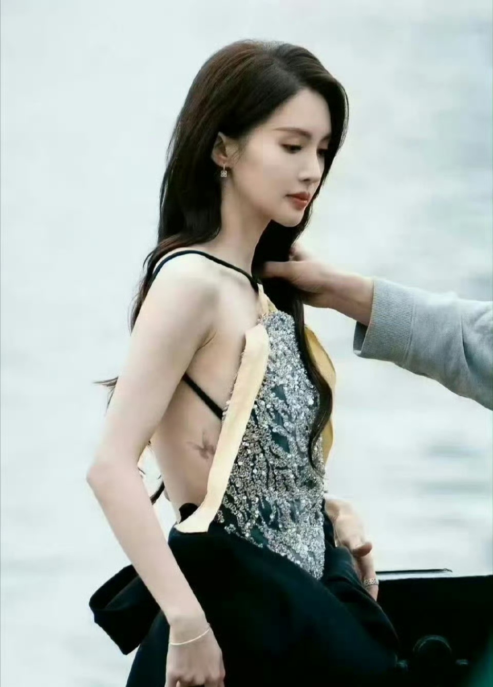 金晨毫不避讳她腰间的蝴蝶纹身 谁说纹身的就不是好女孩 