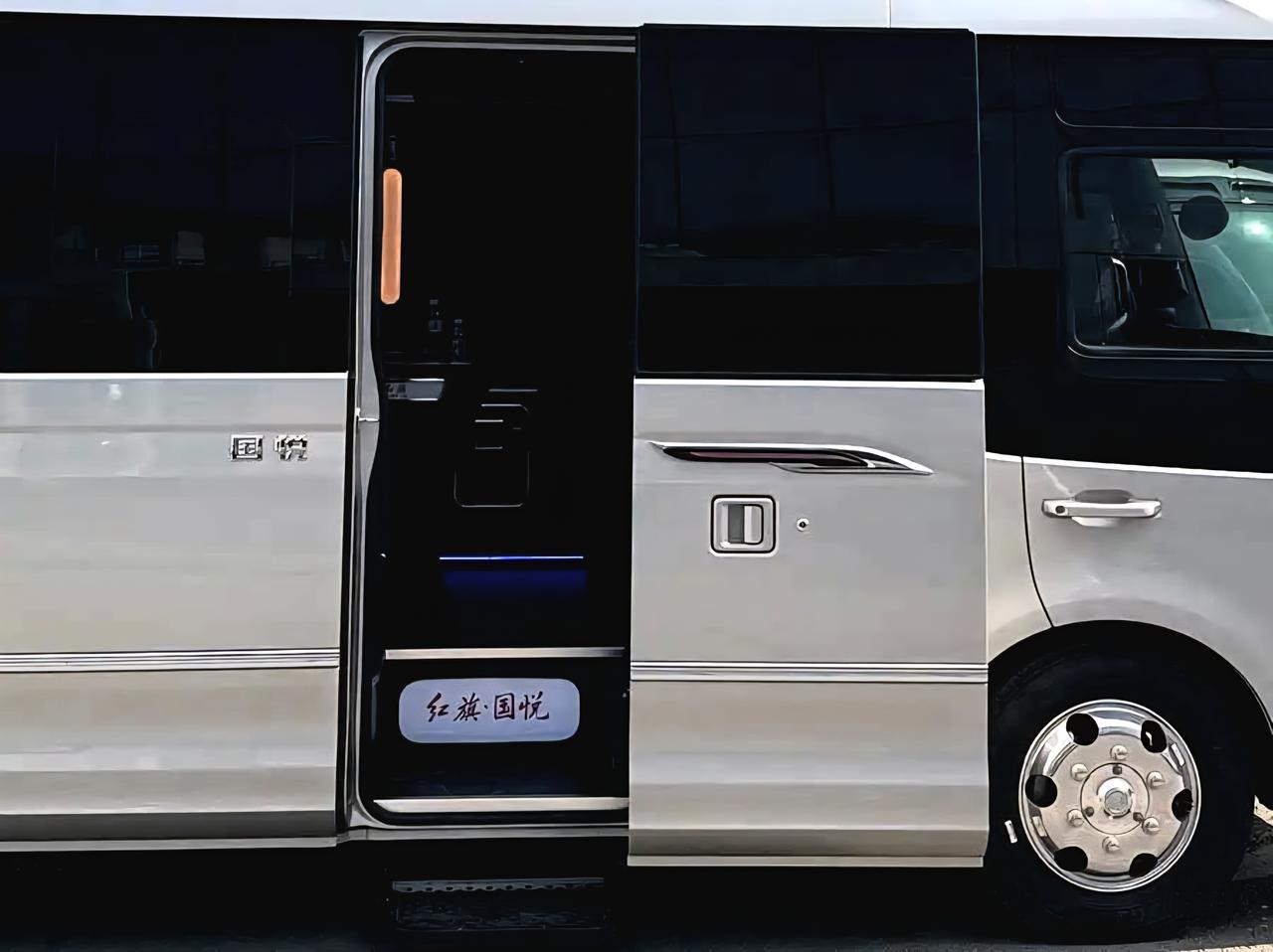 说实话，这个车我也很心动，这是我一位女性朋友的红旗qm7国乐。这台车没有选装什么