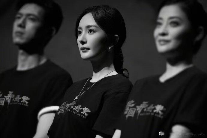 李现杨幂梅婷黑白照李现杨幂梅婷黑白照，高级黑白摄影不简单，期待李现酱园弄杨幂李现