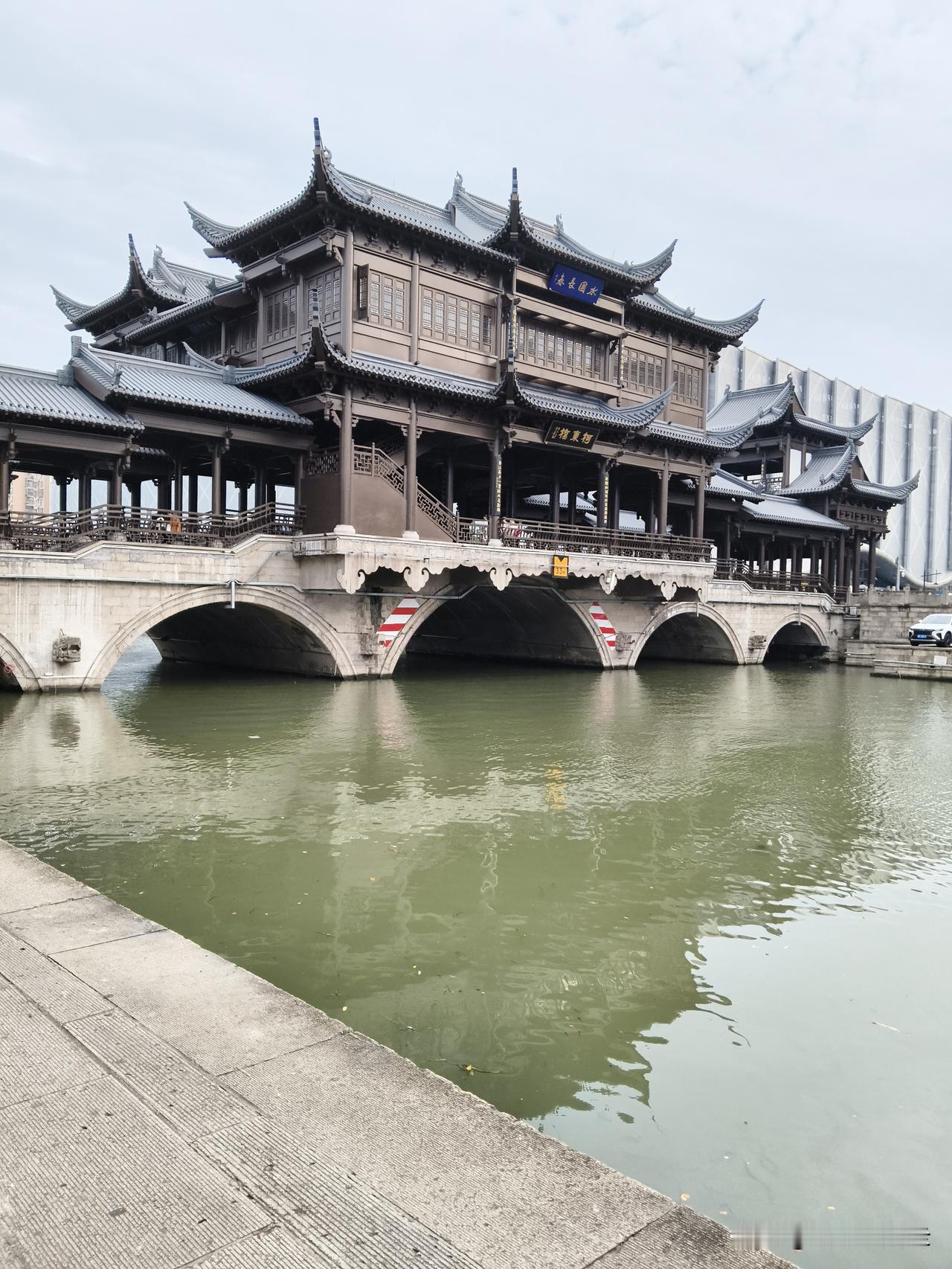 在所有的长三角城市里，我认为最江南的城市是绍兴！绍兴的古镇和其他城市不一样，绍兴