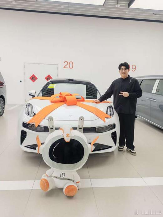 喜欢一款车很容易，难的是让热爱适配生活的每一个场景。一位汽车媒体人用 4 年时间