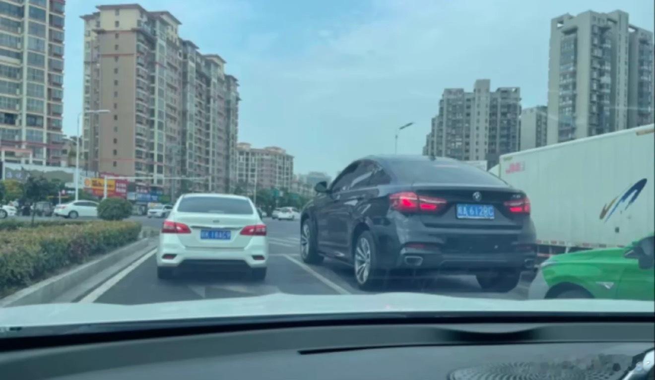 这旁边的x6用哆啦A梦的放大灯了？  ​​​