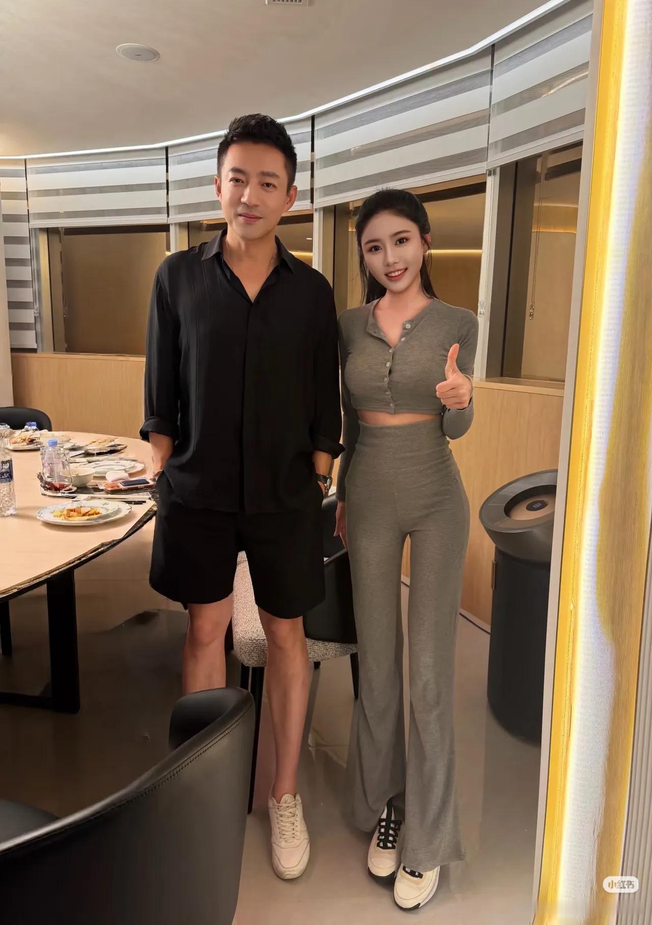 有钱人身边永远不缺美女。汪小菲当下的感情生活安稳平和，现任妻子马筱梅通透温柔，二