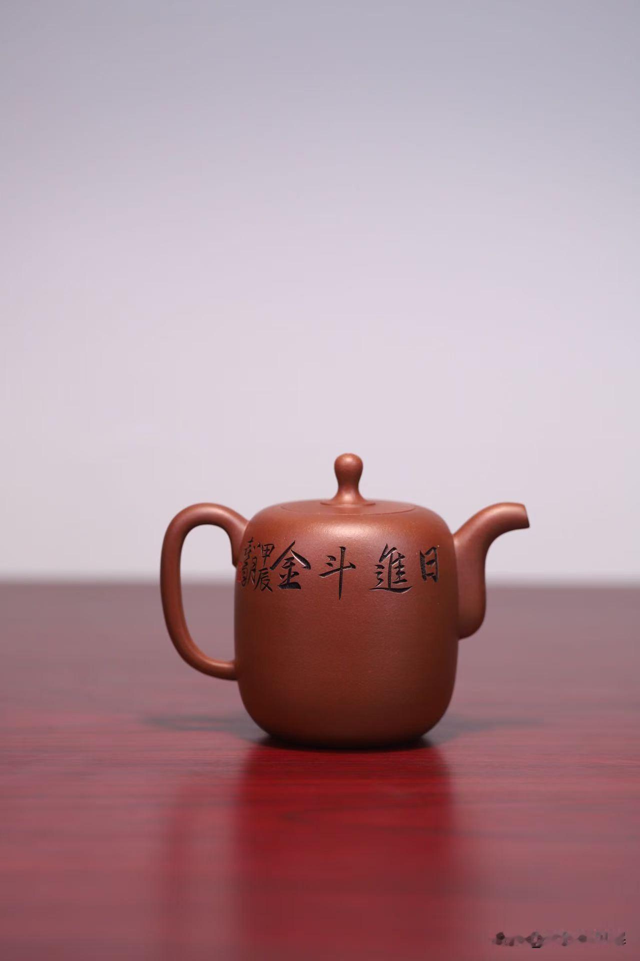 紫砂壶：不夺茶香，也不夺人的从容
很多人第一次接触紫砂，是因为听说它“泡茶好喝”