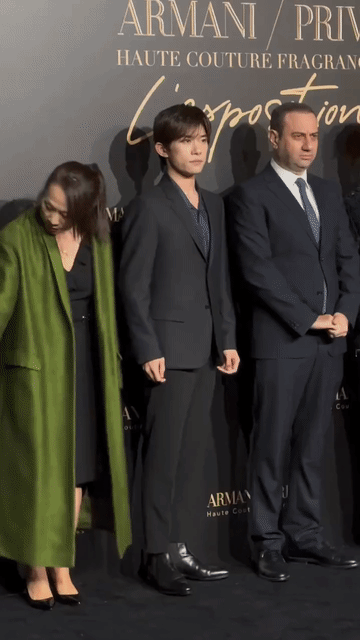 王嘉尔再不控制鞋跟，内娱男明星都不要和他合影了，易烊千玺这样看着都没有王嘉尔高了