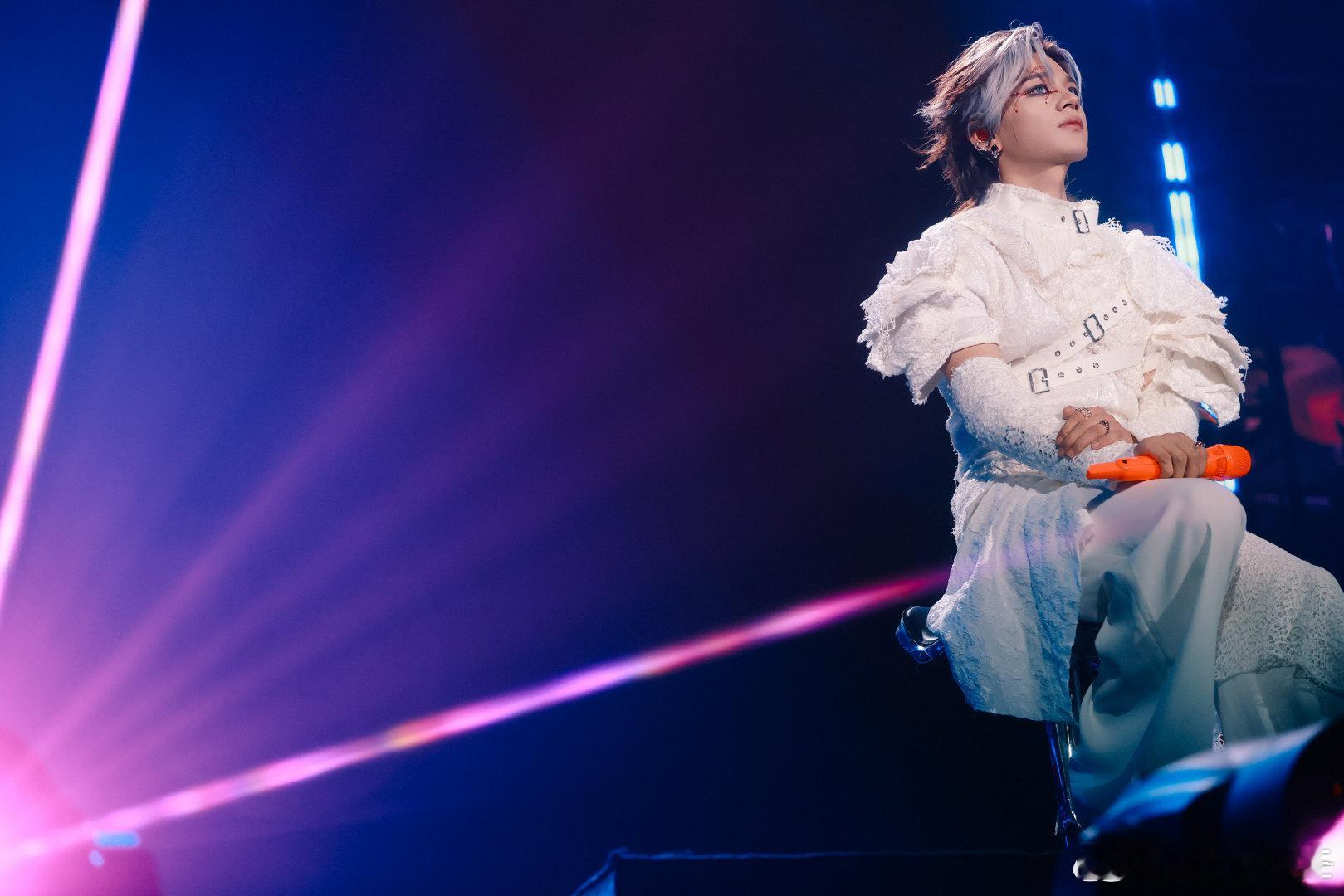 #石凯烟火燃起时演唱会首唱#其实这对于我们来说也是一种福利，而且很喜欢这样的一个