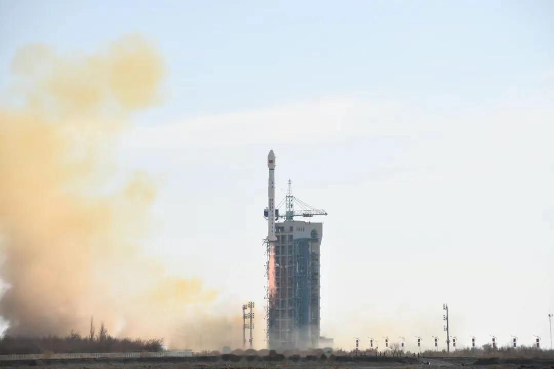 【我国成功发射天绘七号卫星】12月30日12时12分，长征四号乙运载火箭在酒泉卫