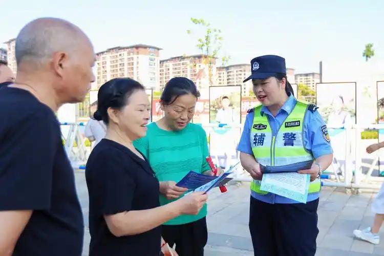 村辅警工作‌时间大多都在村里，那么村辅警归不归村委管理？

答案是否定的！村辅警