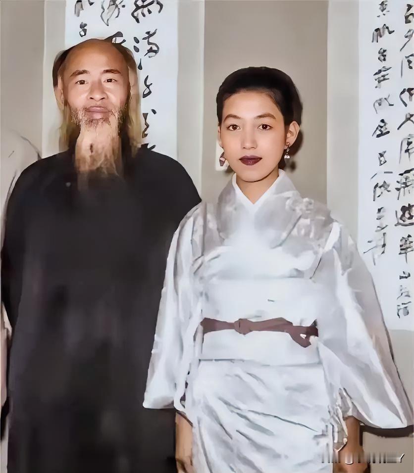 这张照片展现出了张大千和情人山田喜美子1952年在日本的情景，那时张大师54岁，
